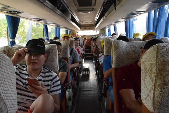 玖容全體坐上旅遊大巴
